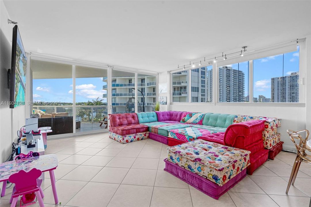 В аренду: $7,000 (3 спален, 3 ванн, 2370 Квадратных фут)