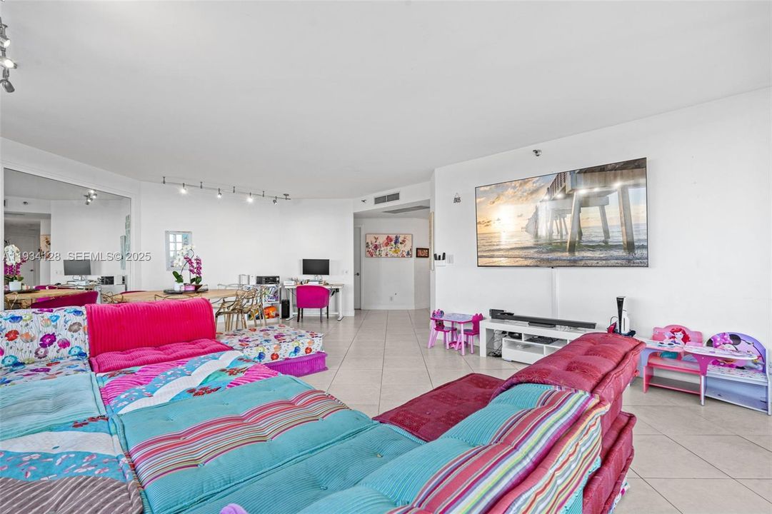 В аренду: $7,000 (3 спален, 3 ванн, 2370 Квадратных фут)