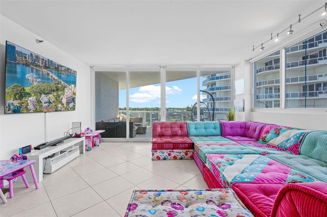 В аренду: $7,000 (3 спален, 3 ванн, 2370 Квадратных фут)