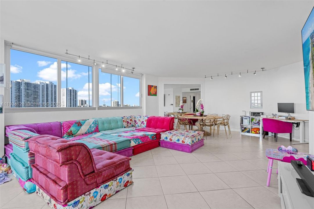 В аренду: $7,000 (3 спален, 3 ванн, 2370 Квадратных фут)