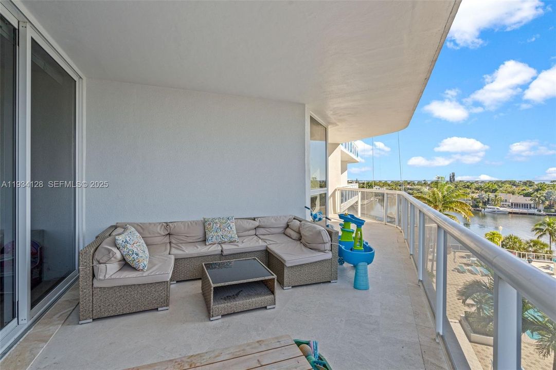 В аренду: $7,000 (3 спален, 3 ванн, 2370 Квадратных фут)