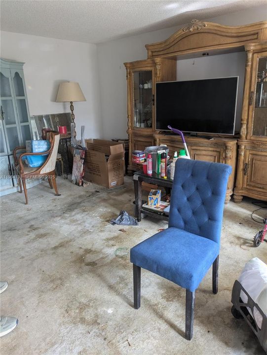 待售: $99,000 (2 贝兹, 2 浴室, 983 平方英尺)