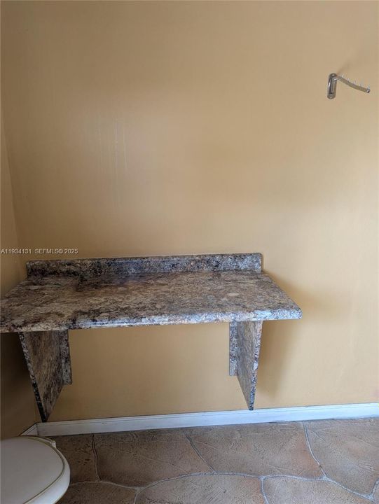 待售: $99,000 (2 贝兹, 2 浴室, 983 平方英尺)