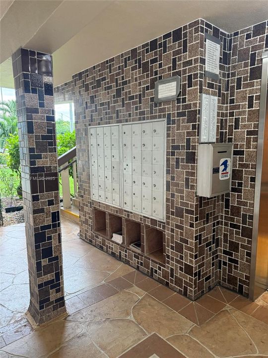 待售: $99,000 (2 贝兹, 2 浴室, 983 平方英尺)