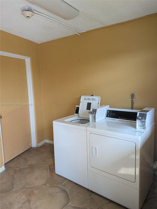 待售: $99,000 (2 贝兹, 2 浴室, 983 平方英尺)