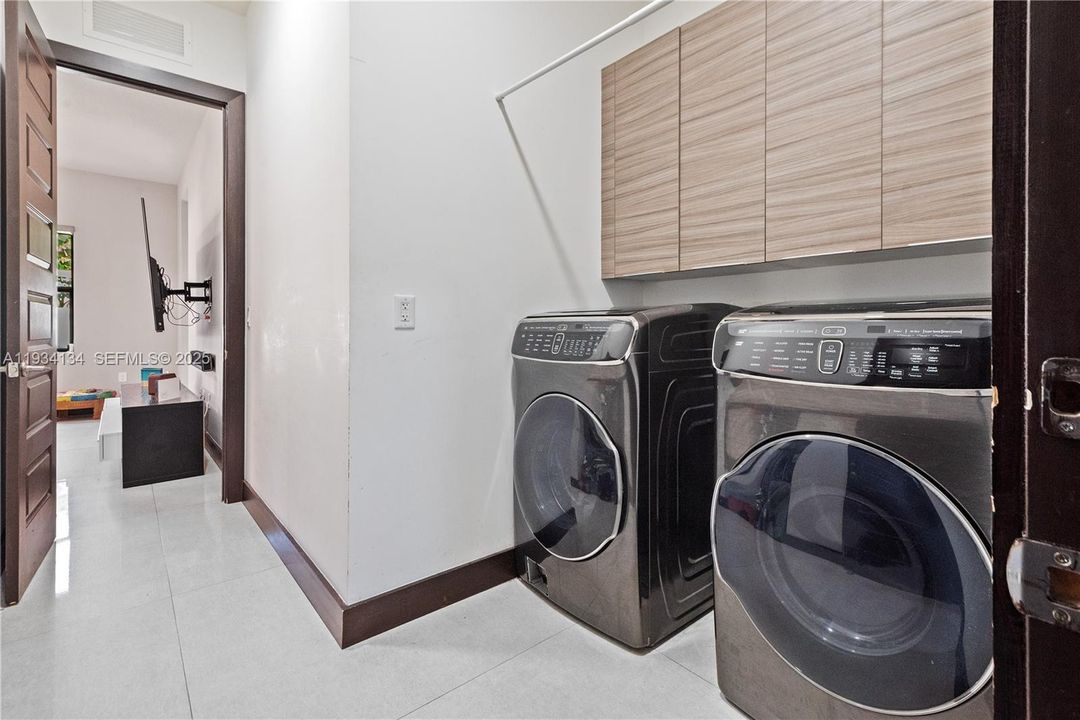 En Venta: $1,199,000 (4 camas, 3 baños, 2847 Pies cuadrados)