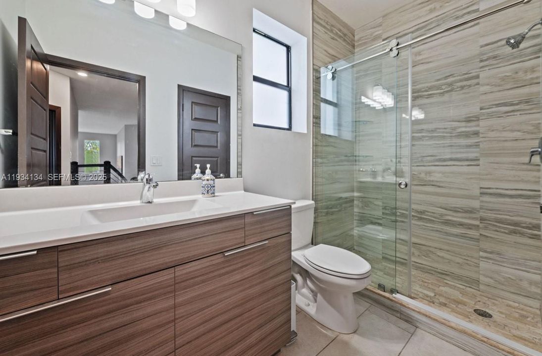 En Venta: $1,199,000 (4 camas, 3 baños, 2847 Pies cuadrados)