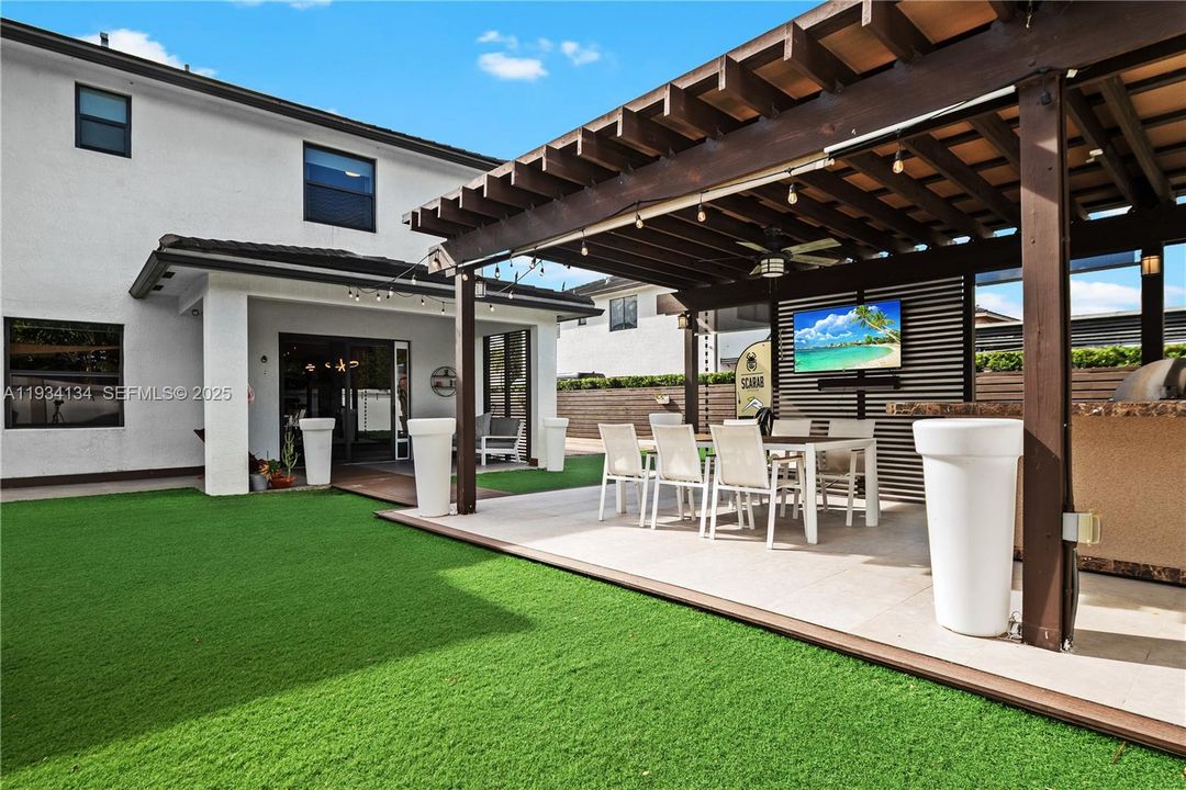 En Venta: $1,199,000 (4 camas, 3 baños, 2847 Pies cuadrados)