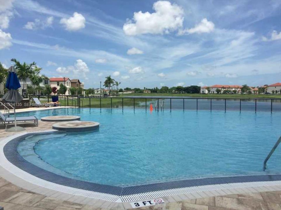 В аренду: $1,700 (0 спален, 1 ванн, 800 Квадратных фут)