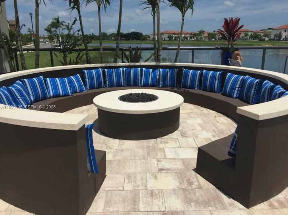 В аренду: $1,700 (0 спален, 1 ванн, 800 Квадратных фут)