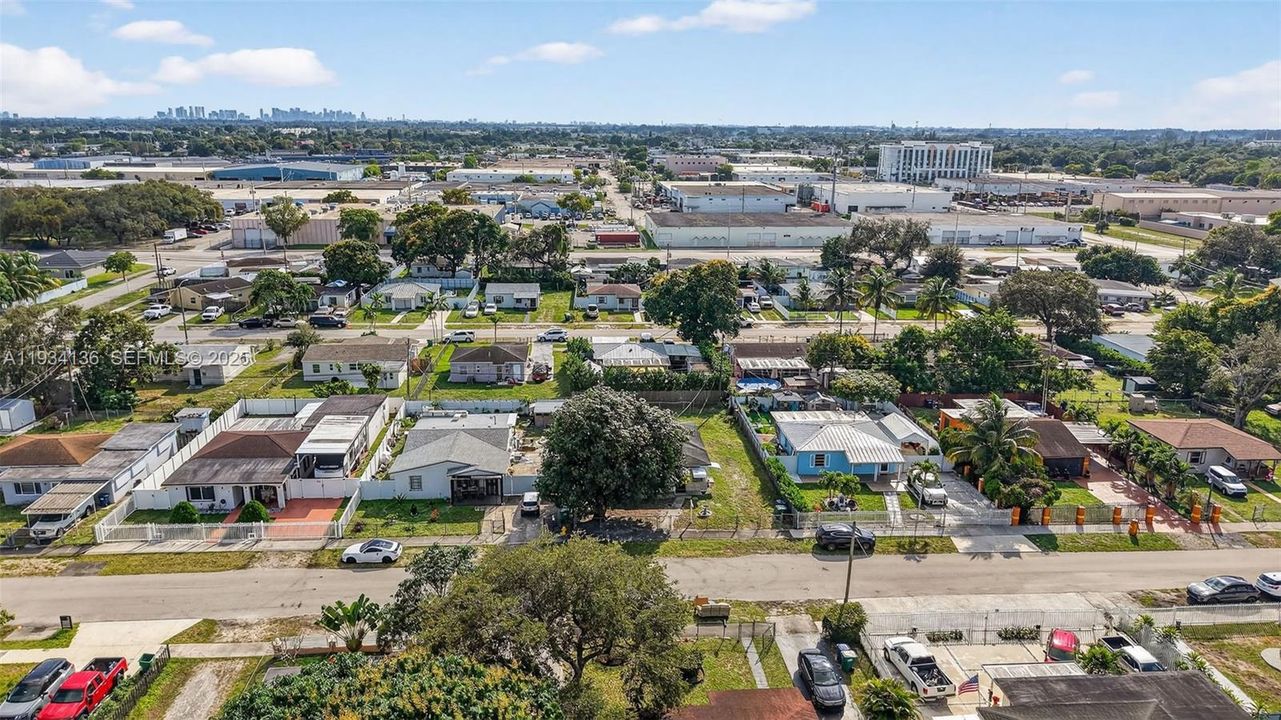 For Sale: $399,900 (2 beds, 1 baths, 962 Square Feet)