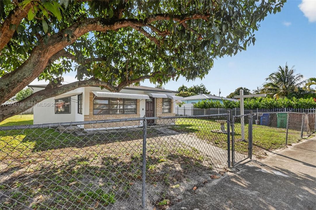 For Sale: $399,900 (2 beds, 1 baths, 962 Square Feet)