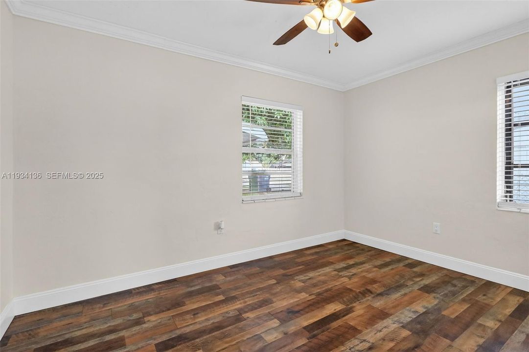 For Sale: $399,900 (2 beds, 1 baths, 962 Square Feet)