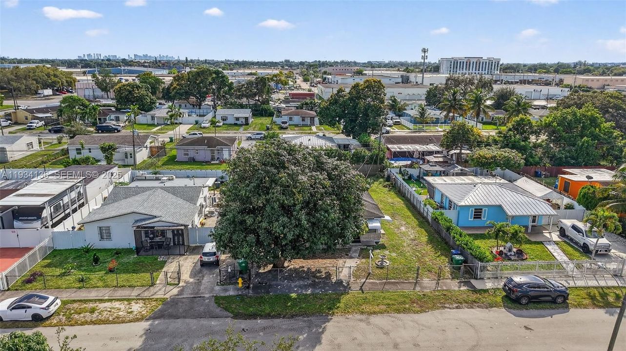 For Sale: $399,900 (2 beds, 1 baths, 962 Square Feet)