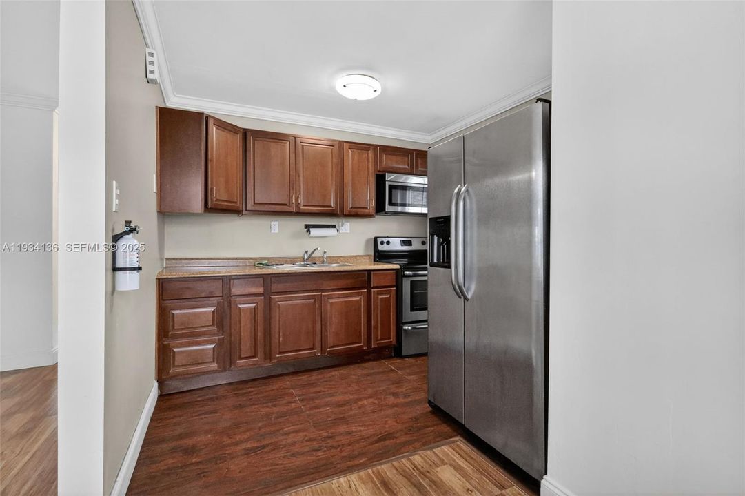 For Sale: $399,900 (2 beds, 1 baths, 962 Square Feet)