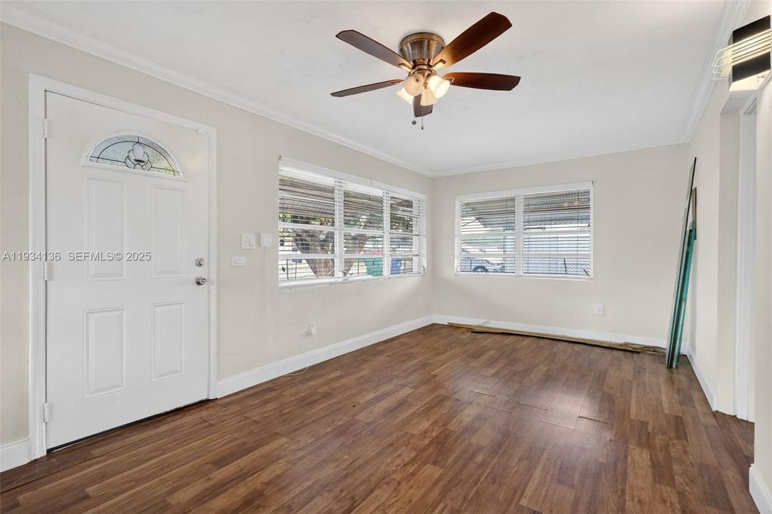 For Sale: $399,900 (2 beds, 1 baths, 962 Square Feet)