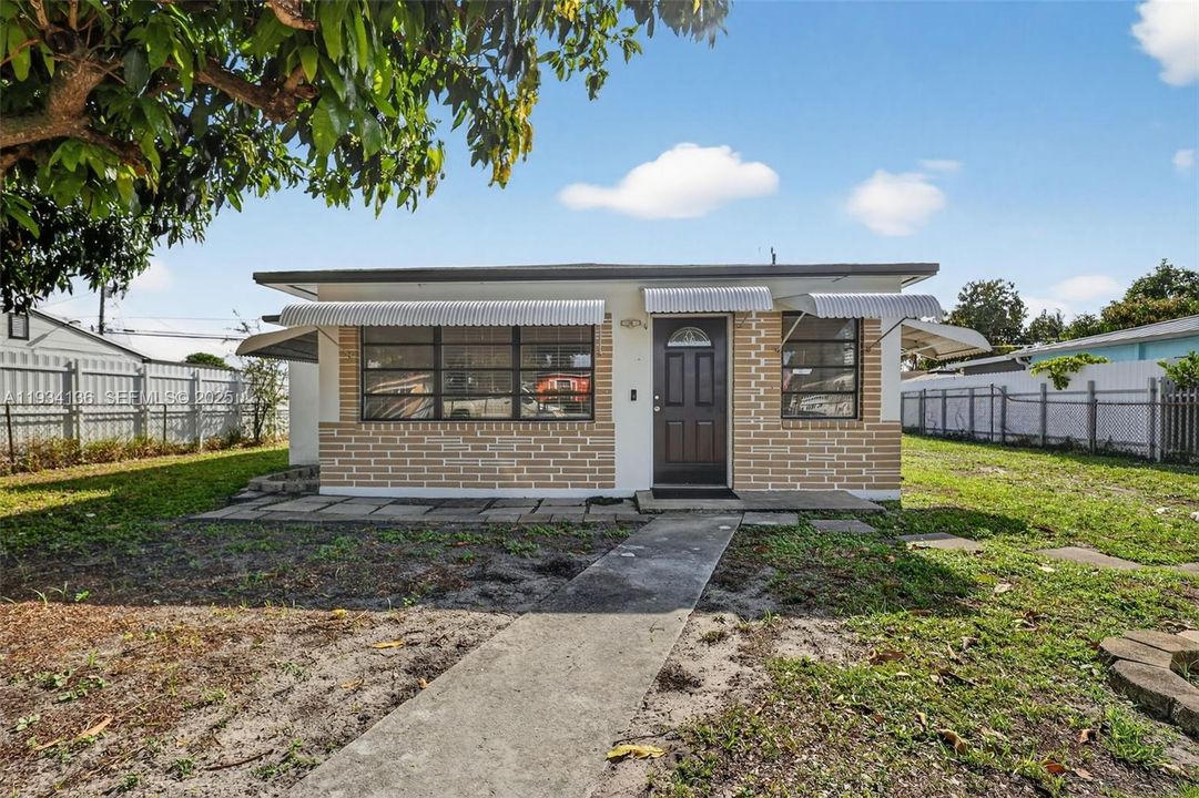 For Sale: $399,900 (2 beds, 1 baths, 962 Square Feet)