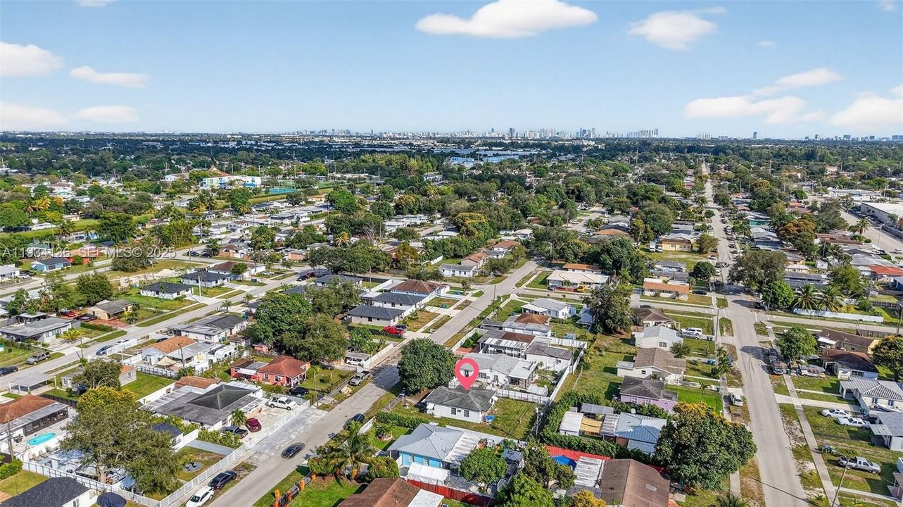 For Sale: $399,900 (2 beds, 1 baths, 962 Square Feet)