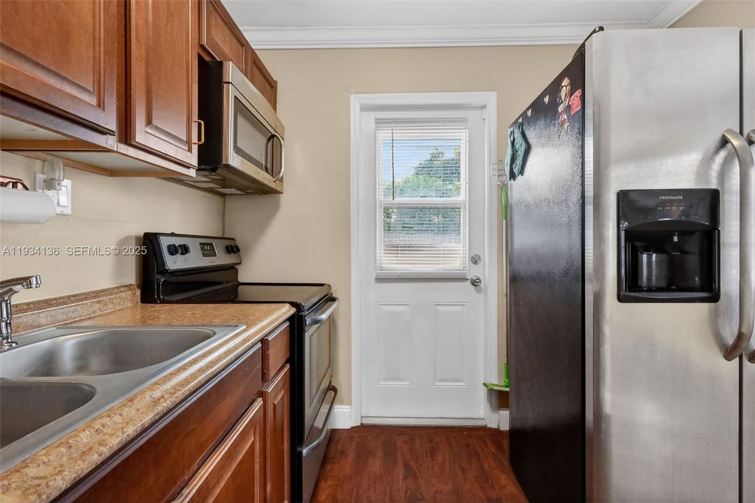 For Sale: $399,900 (2 beds, 1 baths, 962 Square Feet)