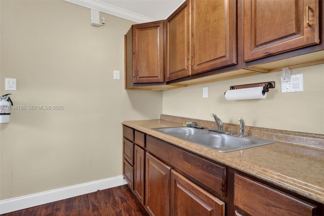 For Sale: $399,900 (2 beds, 1 baths, 962 Square Feet)