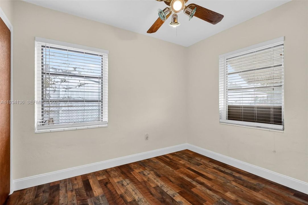 For Sale: $399,900 (2 beds, 1 baths, 962 Square Feet)