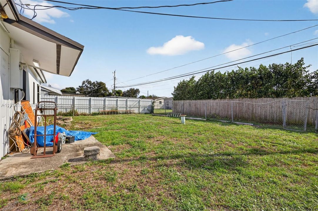 For Sale: $399,900 (2 beds, 1 baths, 962 Square Feet)