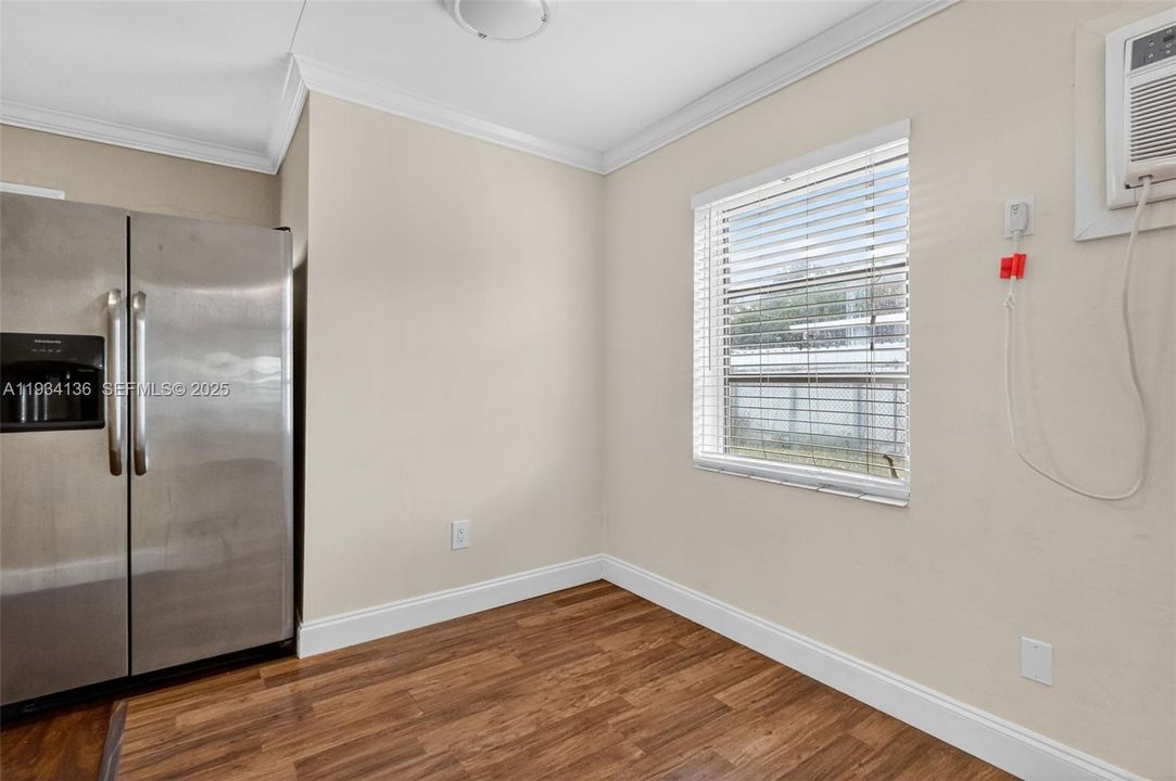 For Sale: $399,900 (2 beds, 1 baths, 962 Square Feet)