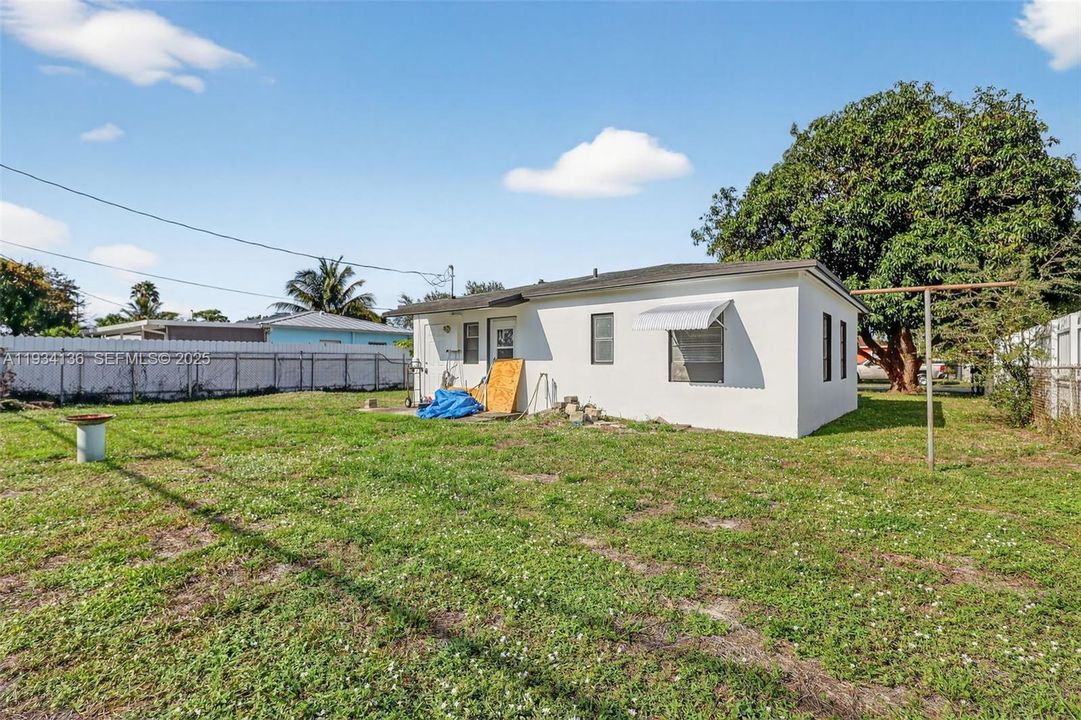 For Sale: $399,900 (2 beds, 1 baths, 962 Square Feet)