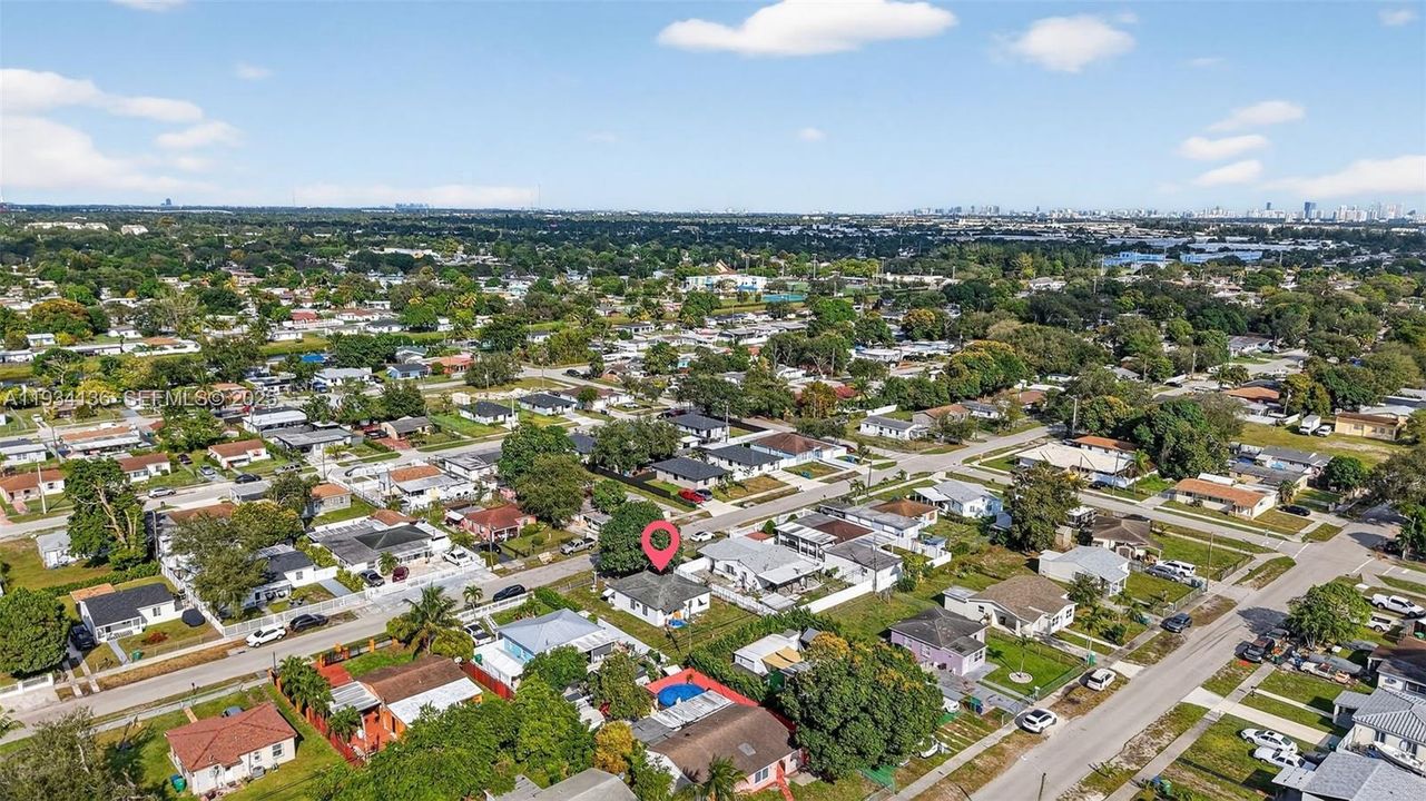 For Sale: $399,900 (2 beds, 1 baths, 962 Square Feet)