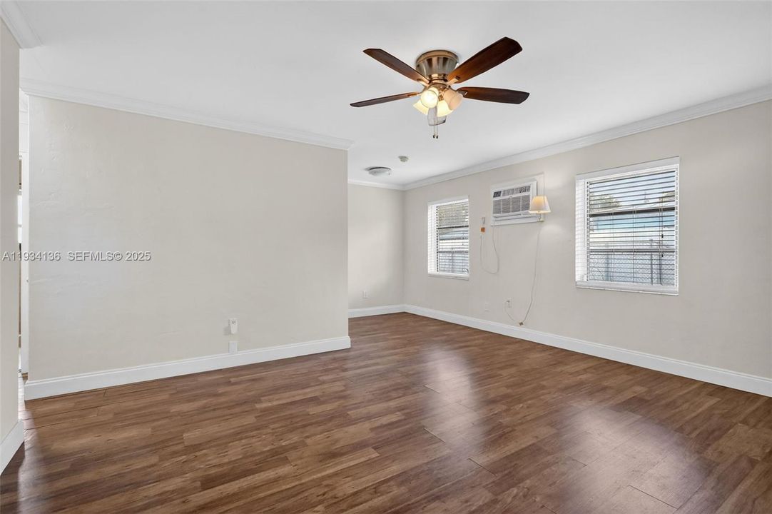 For Sale: $399,900 (2 beds, 1 baths, 962 Square Feet)