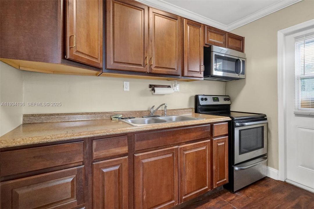 For Sale: $399,900 (2 beds, 1 baths, 962 Square Feet)
