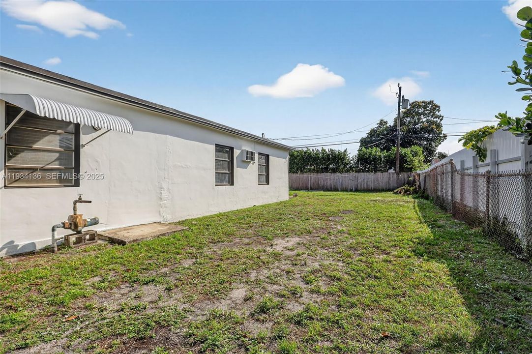 For Sale: $399,900 (2 beds, 1 baths, 962 Square Feet)