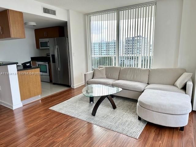 出租: $4,100 (3 贝兹, 2 浴室, 1146 平方英尺)