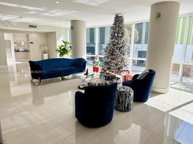 出租: $4,100 (3 贝兹, 2 浴室, 1146 平方英尺)