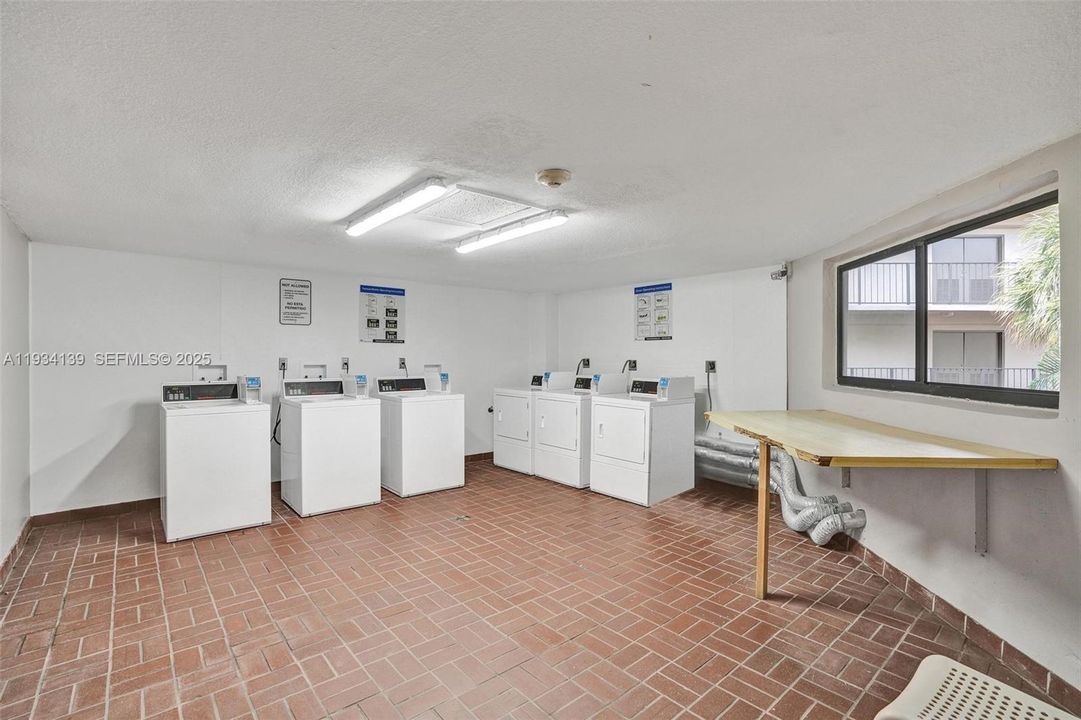 For Rent: $2,000 (2 beds, 2 baths, 965 Square Feet)