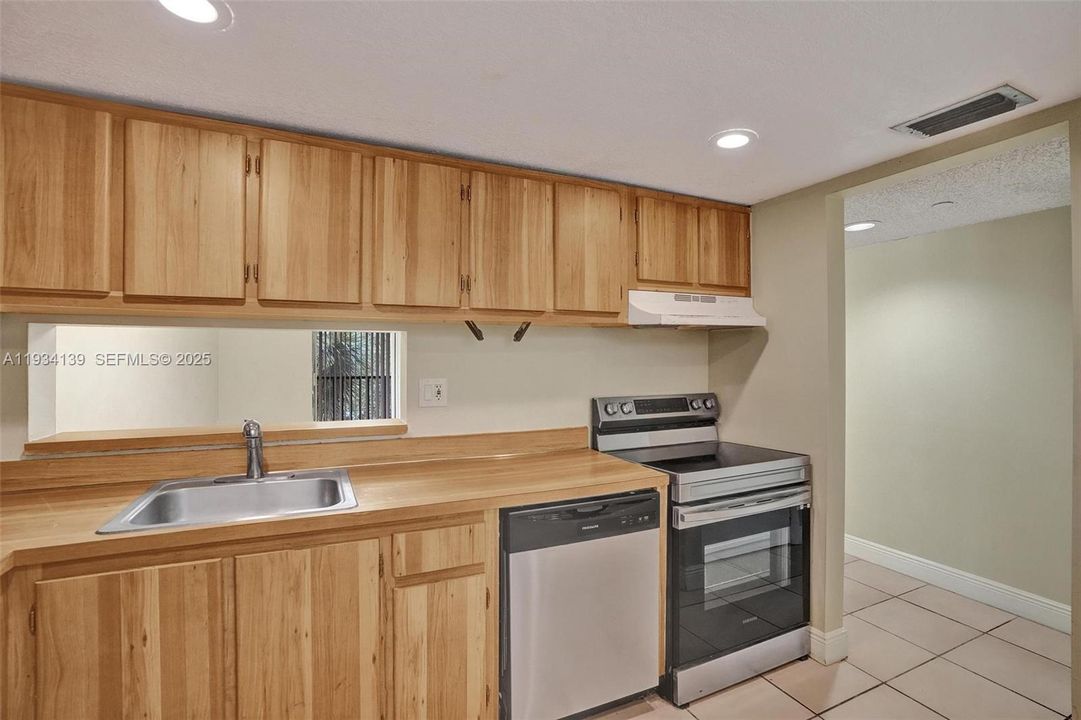 For Rent: $2,000 (2 beds, 2 baths, 965 Square Feet)