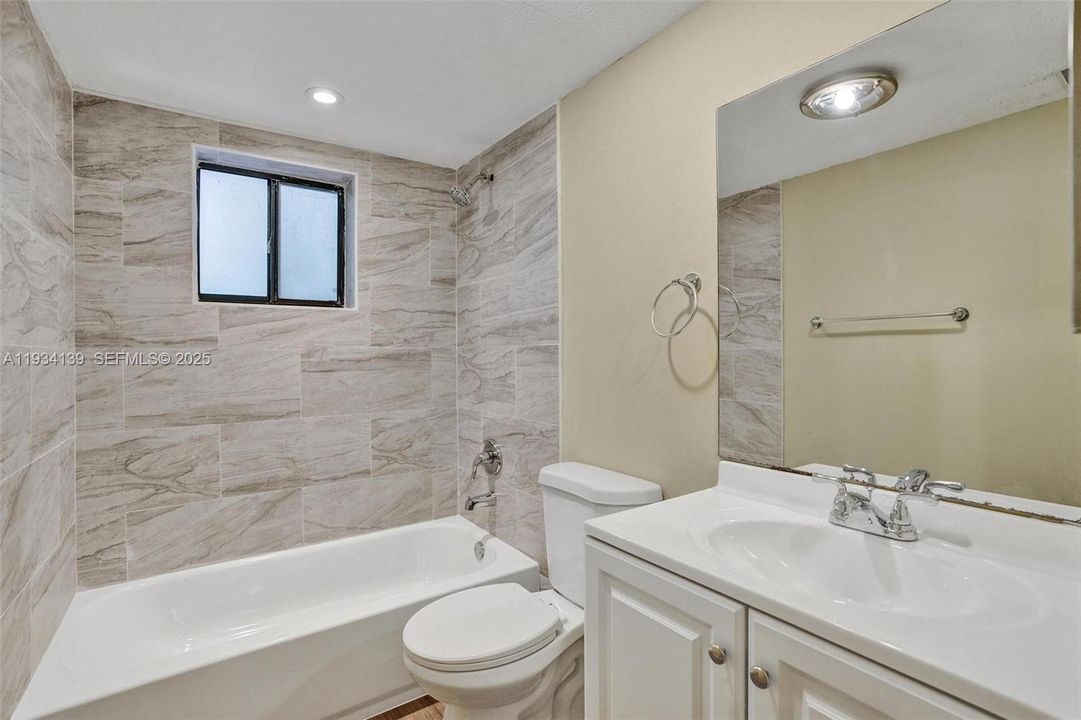 For Rent: $2,000 (2 beds, 2 baths, 965 Square Feet)