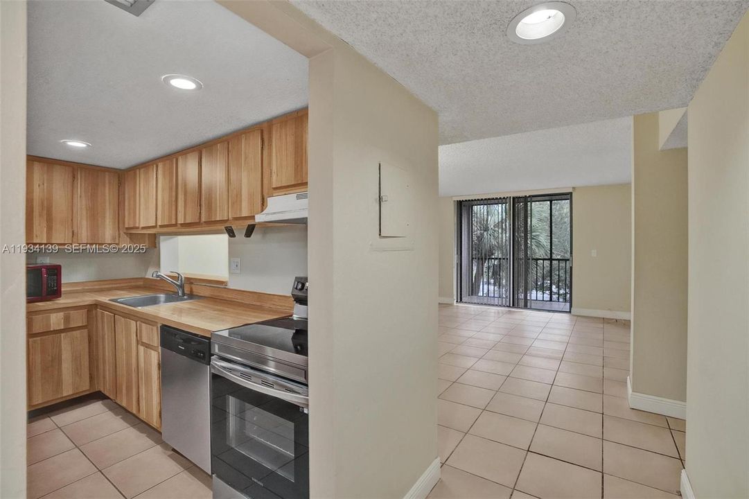 For Rent: $2,000 (2 beds, 2 baths, 965 Square Feet)