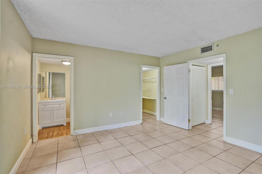 For Rent: $2,000 (2 beds, 2 baths, 965 Square Feet)