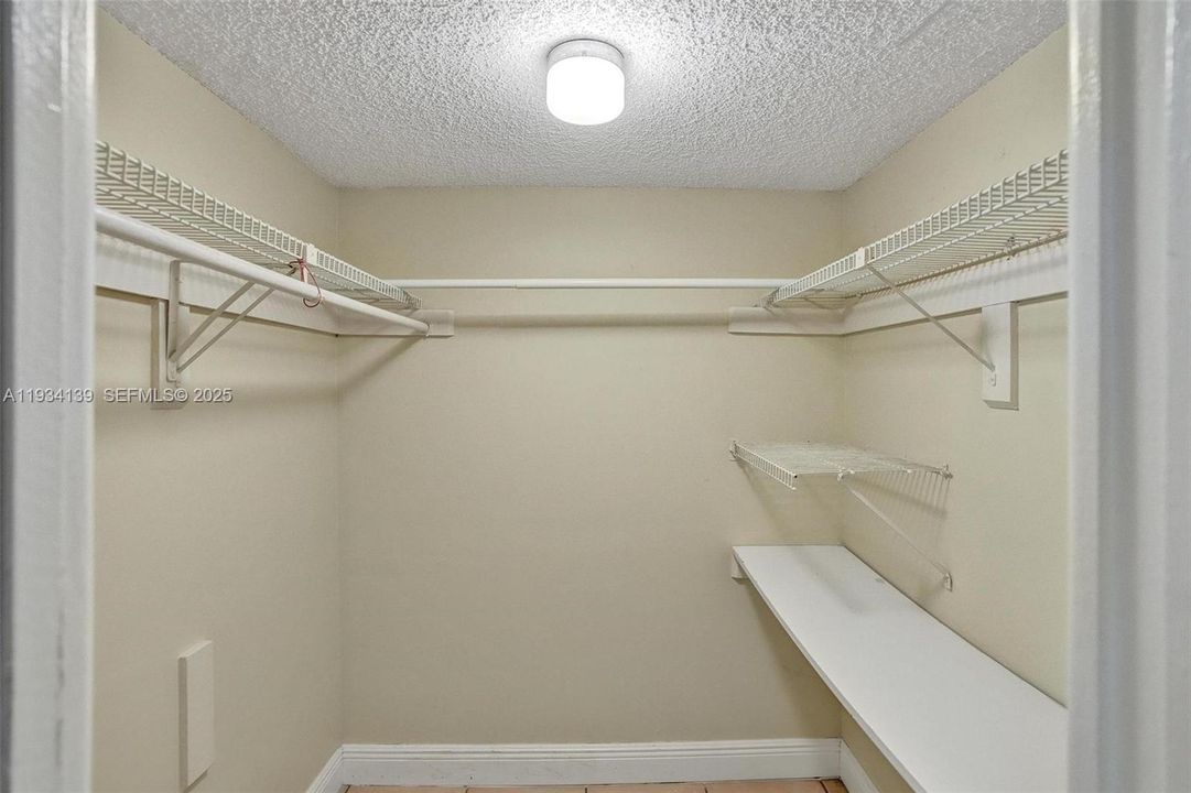 For Rent: $2,000 (2 beds, 2 baths, 965 Square Feet)