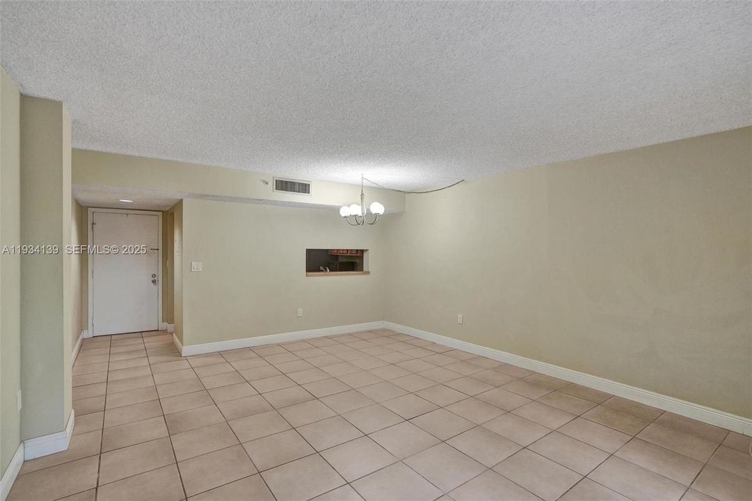 For Rent: $2,000 (2 beds, 2 baths, 965 Square Feet)
