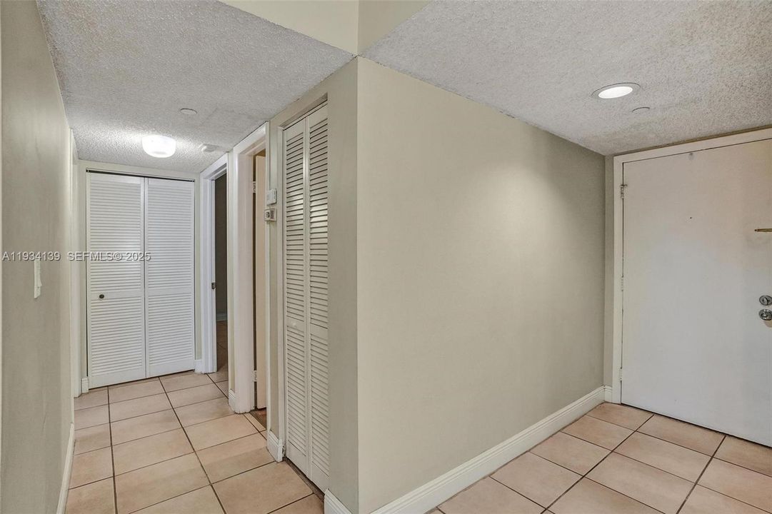 For Rent: $2,000 (2 beds, 2 baths, 965 Square Feet)