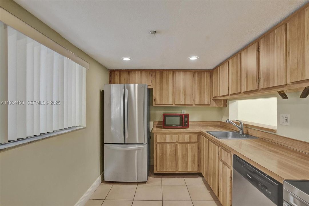 For Rent: $2,000 (2 beds, 2 baths, 965 Square Feet)