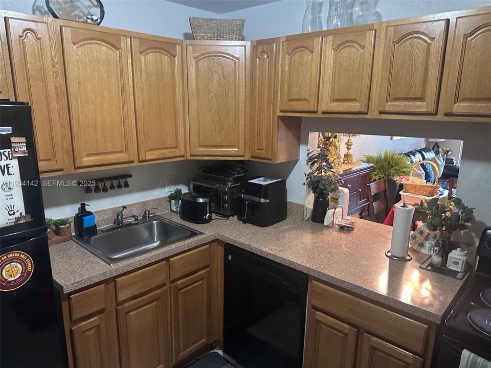 For Sale: $237,500 (1 beds, 1 baths, 755 Square Feet)