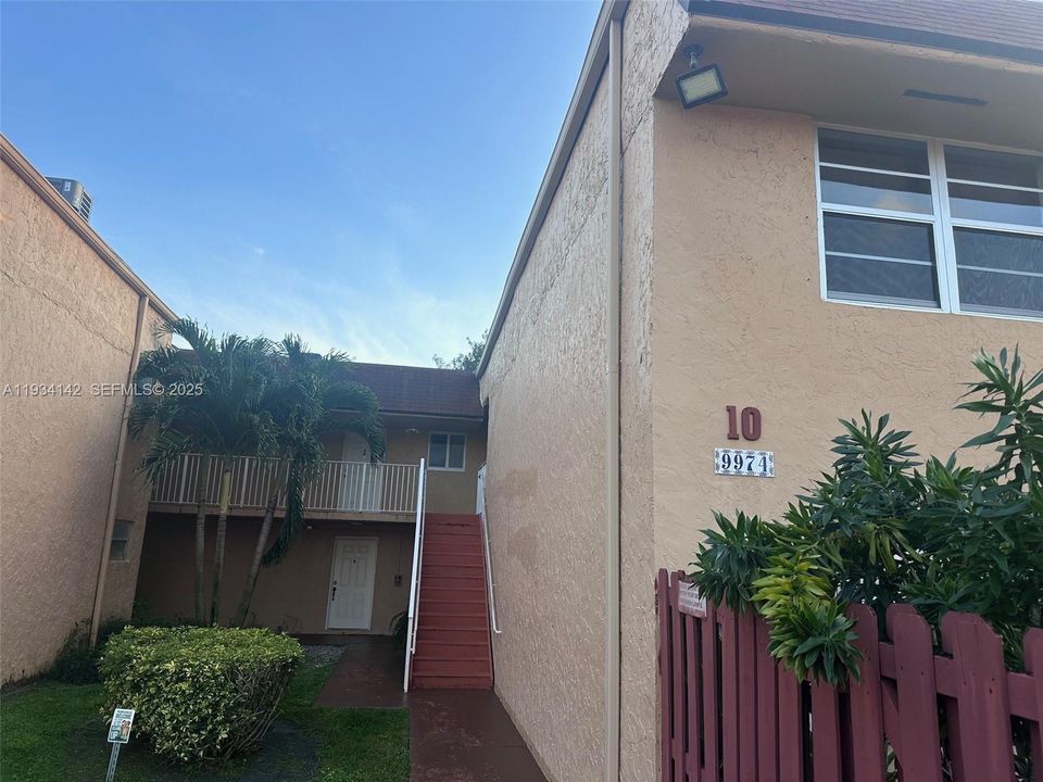 For Sale: $237,500 (1 beds, 1 baths, 755 Square Feet)