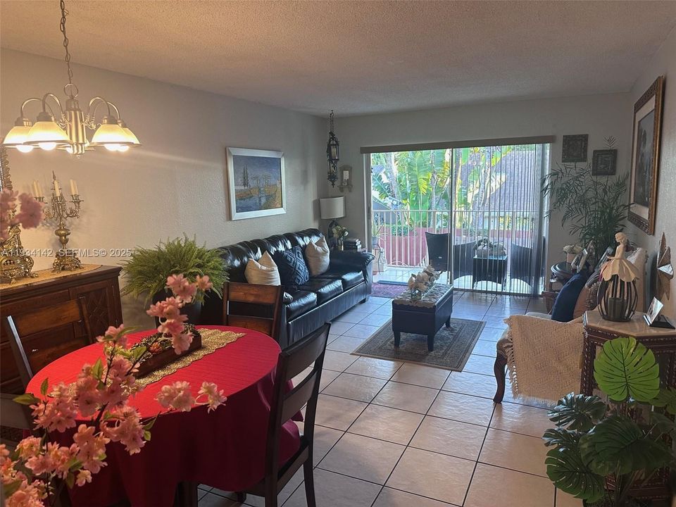 For Sale: $237,500 (1 beds, 1 baths, 755 Square Feet)