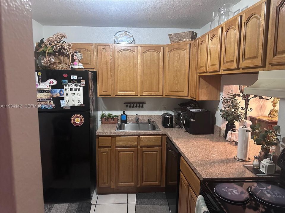 For Sale: $237,500 (1 beds, 1 baths, 755 Square Feet)