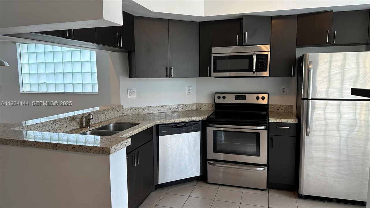 For Rent: $2,600 (2 beds, 2 baths, 1214 Square Feet)