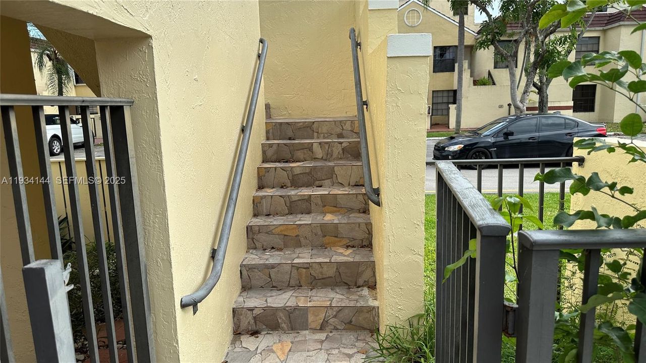 For Rent: $2,600 (2 beds, 2 baths, 1214 Square Feet)