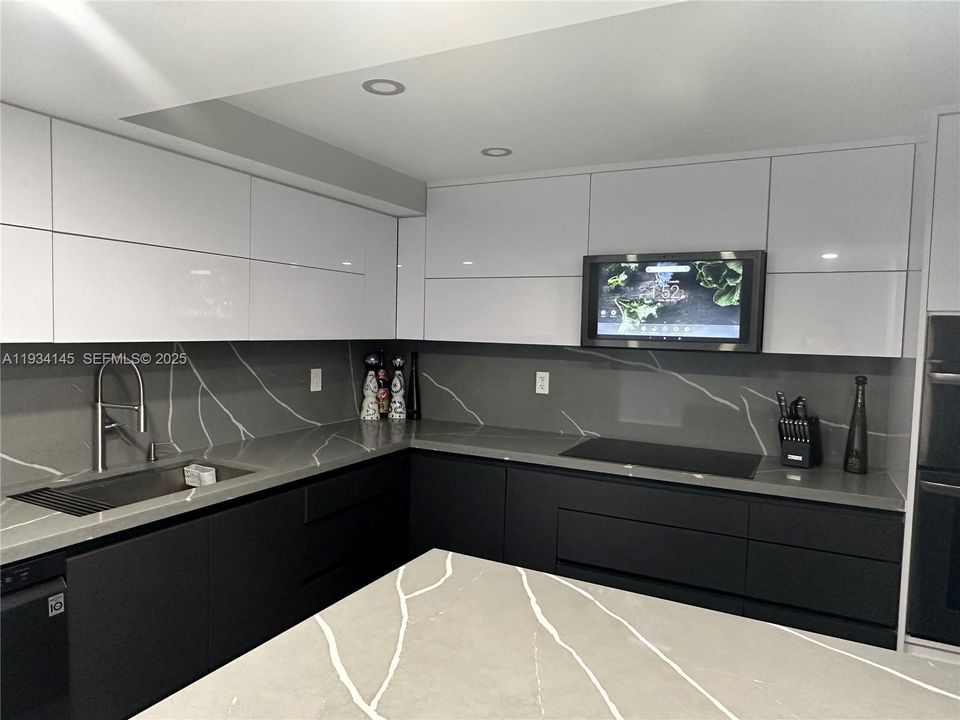 For Rent: $2,700 (2 beds, 1 baths, 1075 Square Feet)